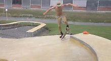 En skateboardåkare gör ett trick på en ramp.