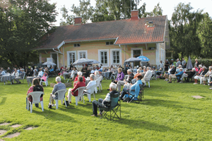 Bild på publiken vid konsert med Sommarmusik på Falkängen