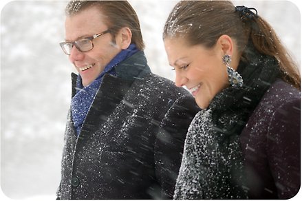 Kronprinsessparet tar sig fram i snö och blåst på Kinnekulle.
