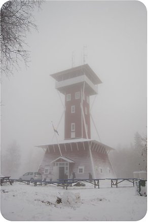 Ett utsiktstorn en snöig dag på Kinnekulle.