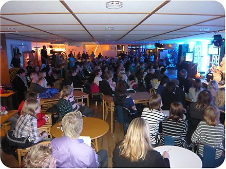 Publikhav framför scen i Centrumhusets entréplan.