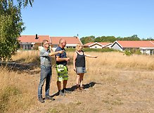 Boskapsägarna Ulf och Katarina inspekterar marken tillsammans med Anders Jonsson från Götene kommun. Foto: Stefan Sjöö. Klicka på bilden för att förstora.