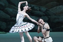 Två balettdansöser, en man och en kvinna i utsmyckade dräkter.