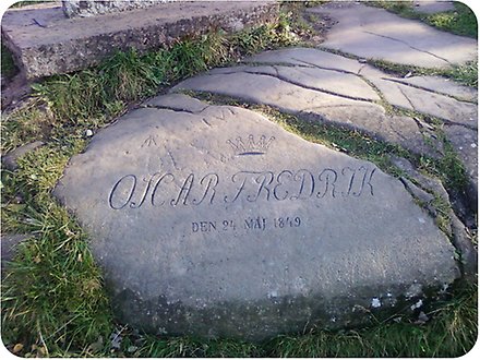 Oscar Fredriks namnteckning inristad i en sten.