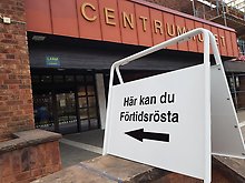 Skylt med texten Här kan du förtidsrösta utanför Centrumhuset i Götene.