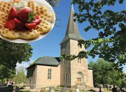 Bild på Forshems kyrka samt en bild i förgrunden föreställande en våffla med jordgubbar och grädde.