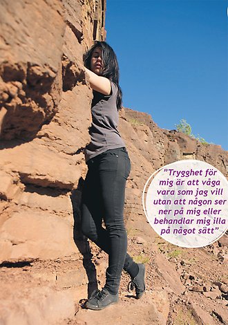 Mörkhårig tjej som klättrar på en bergsvägg. Texten: Trygghet för mig är att våga vara som jag vill utan att någon ser ner på mig eller behandlar mig illa på något sätt.