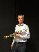 Bild på Pelle Leijon som håller i en trumpet.