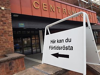 Skylt med pil och texten "Här kan du förtidsrösta" utanför Centrumhuset i Götene.