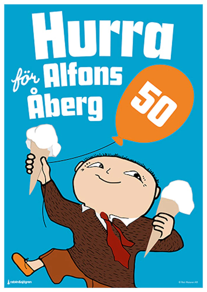Hurra för Alfons Åberg. Alfons Åberg har på sig en vit skjorta och en röd slips. Ovanpå skjortan har han en brun stickad tröja. Alfons håller två mjukglassar i varsin hand. I den ena handen håller han även en orange ballong med siffran 50.