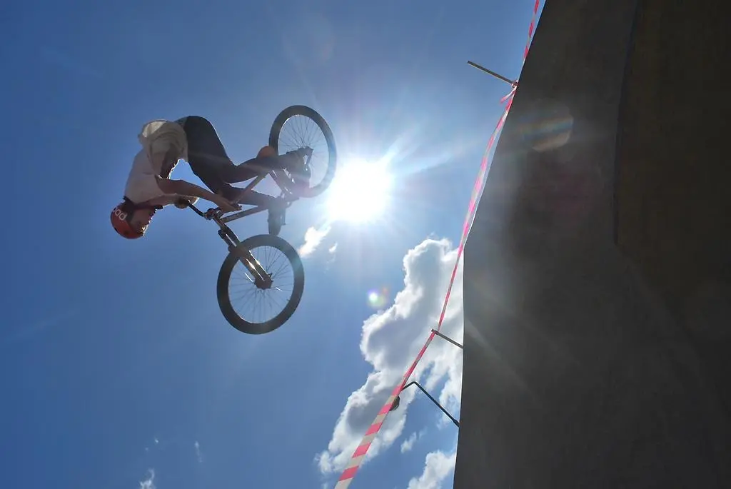 Ungdom som hoppar med cykel.