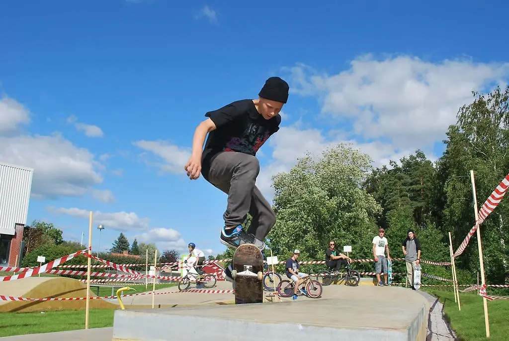 Ungdom som åker skateboard i skateparken.