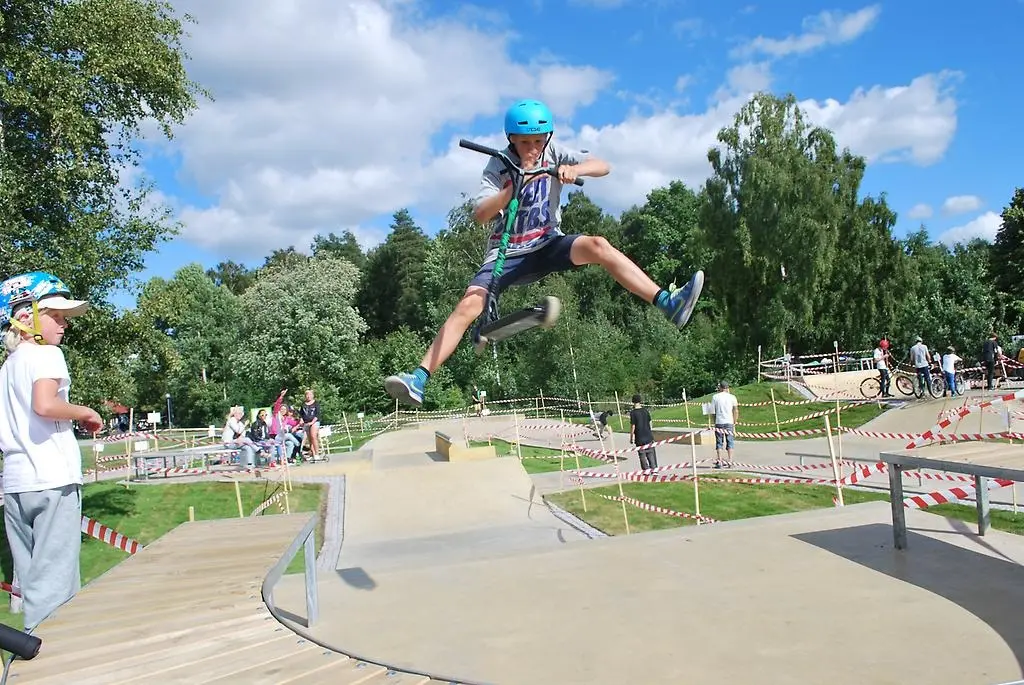 Ungdom som hoppar på en sparkcykel.