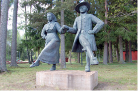 Staty av ett par som dansar folkdans.