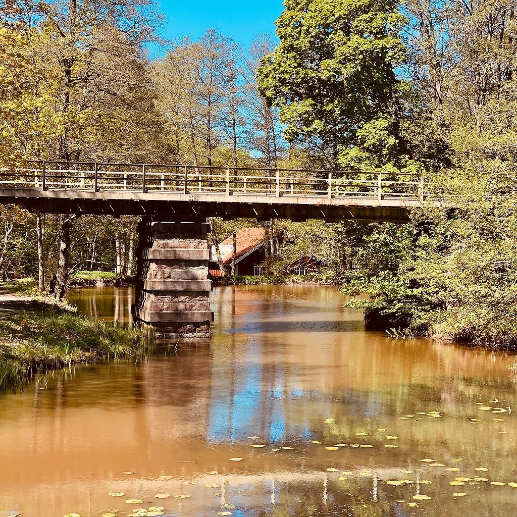 En gammal järnbro över en å.