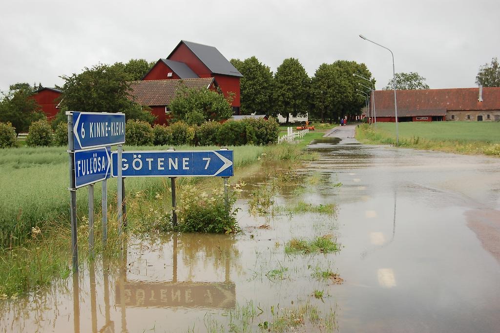 Översvämning vid en vägskylt mot Götene.