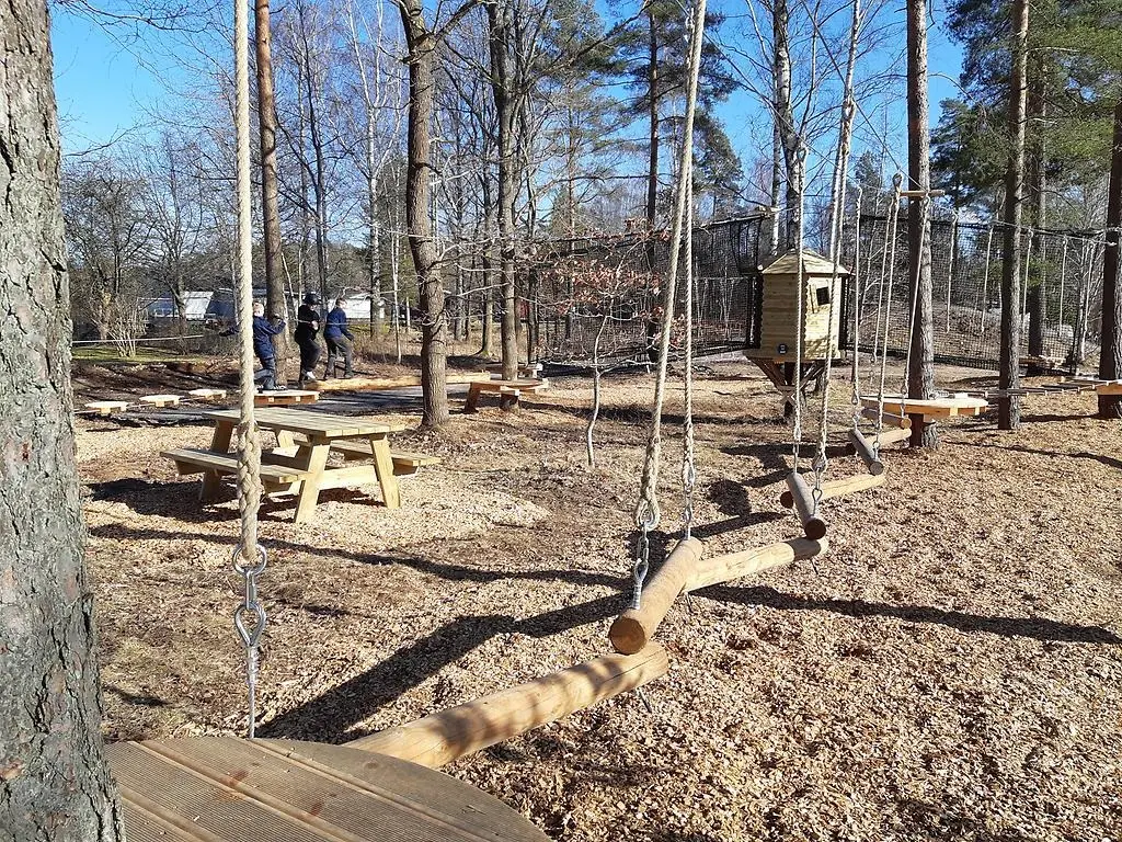 Stockar som hänger i rep mellan träd att balansera på.