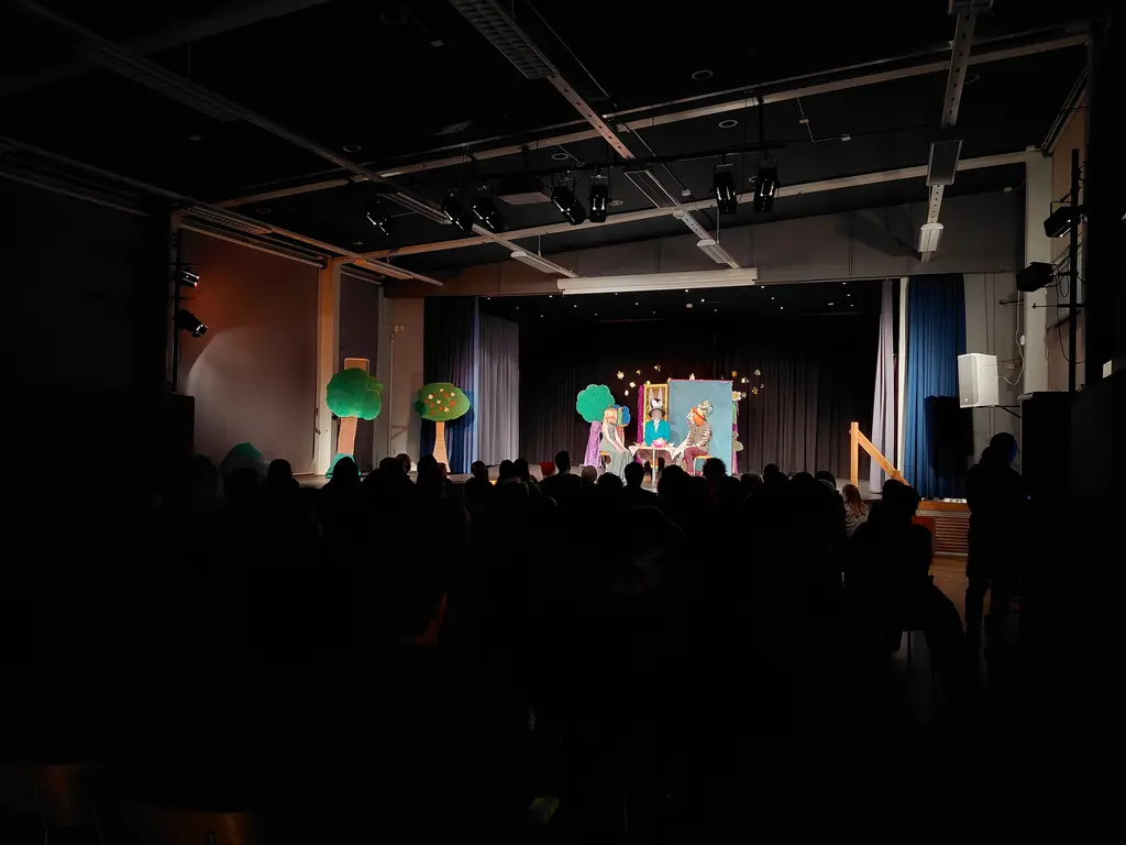 En scen med 4 skådespelare på, utklädda till kanin, hattmakare, Alice & mus