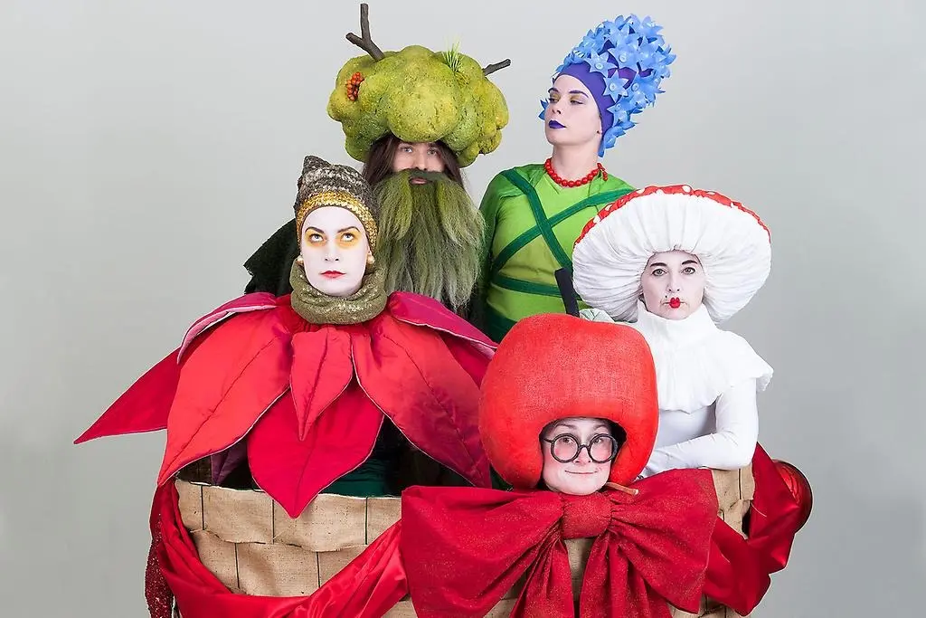 Fyra utklädda människor till olika växter, blommor och mossa.