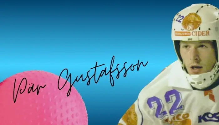 Bild på en bandyspelare i halvfigur och en rosa bandyboll.