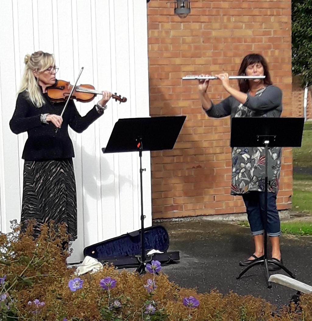 Två kvinnor spelar fiol och blockflöjt.