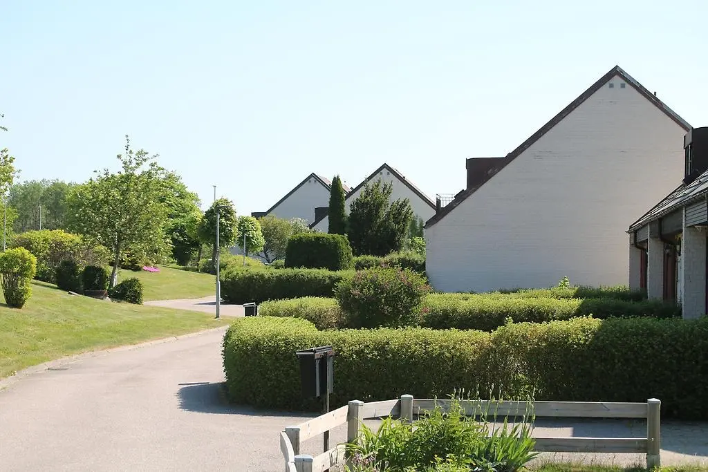 Bild som visar vita radhus, förträdgårdar och en gångbana.