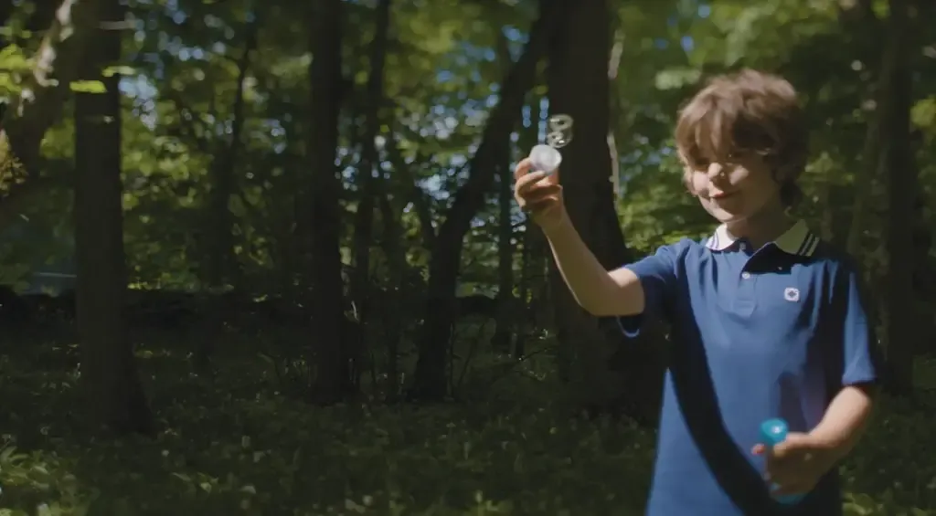 Pojke som blåser såpbubblor.