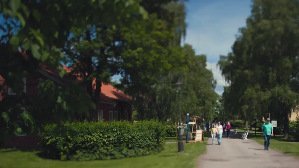 Människor som går på huvudgatan genom Falkängen i Hällekis.