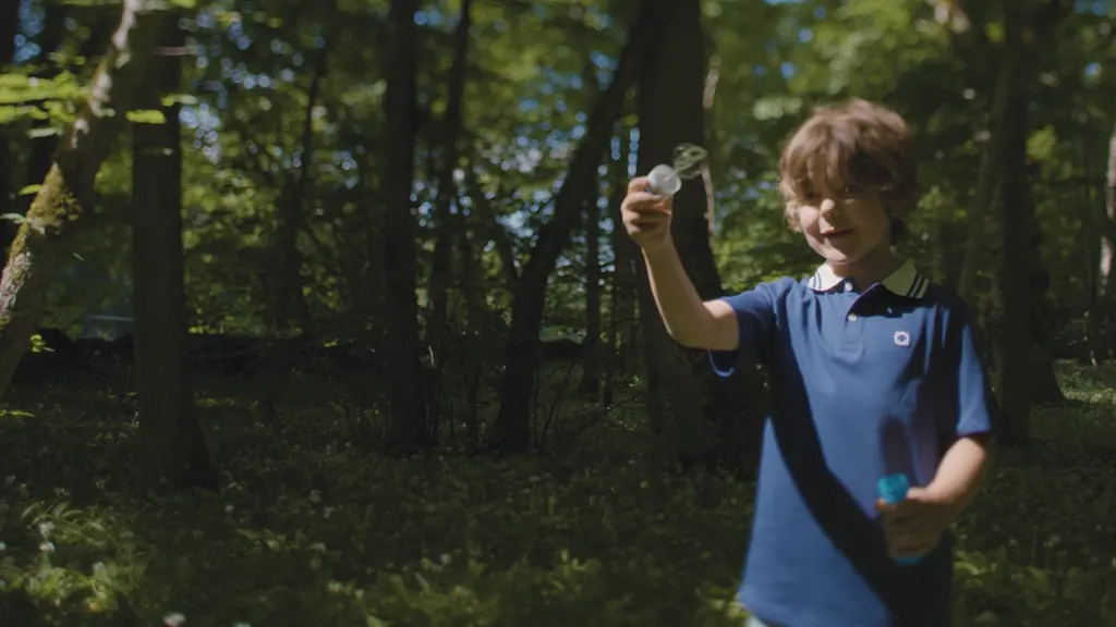 Pojke som blåser såpbubblor.