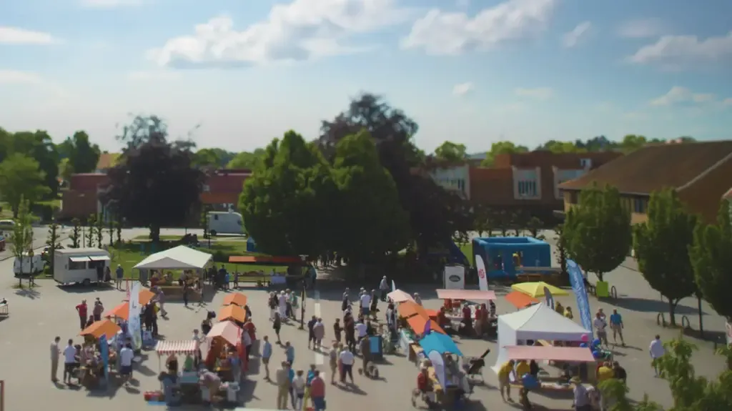 Stora torget i Götene med torghandel.