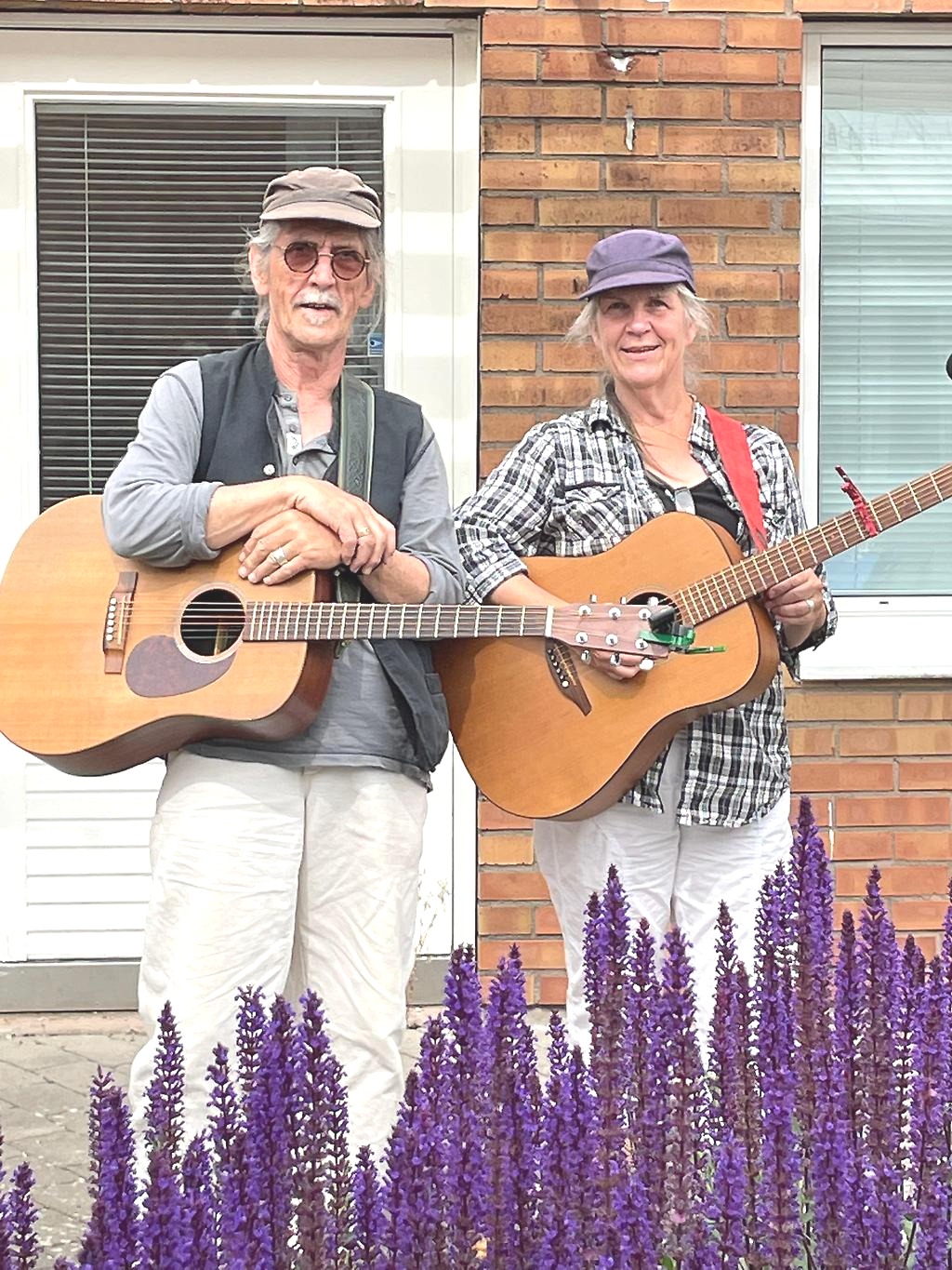 Roy (vänster och Eva (höger) håller i var sin gitarr. 