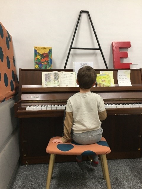 Ett barn som spelar piano.