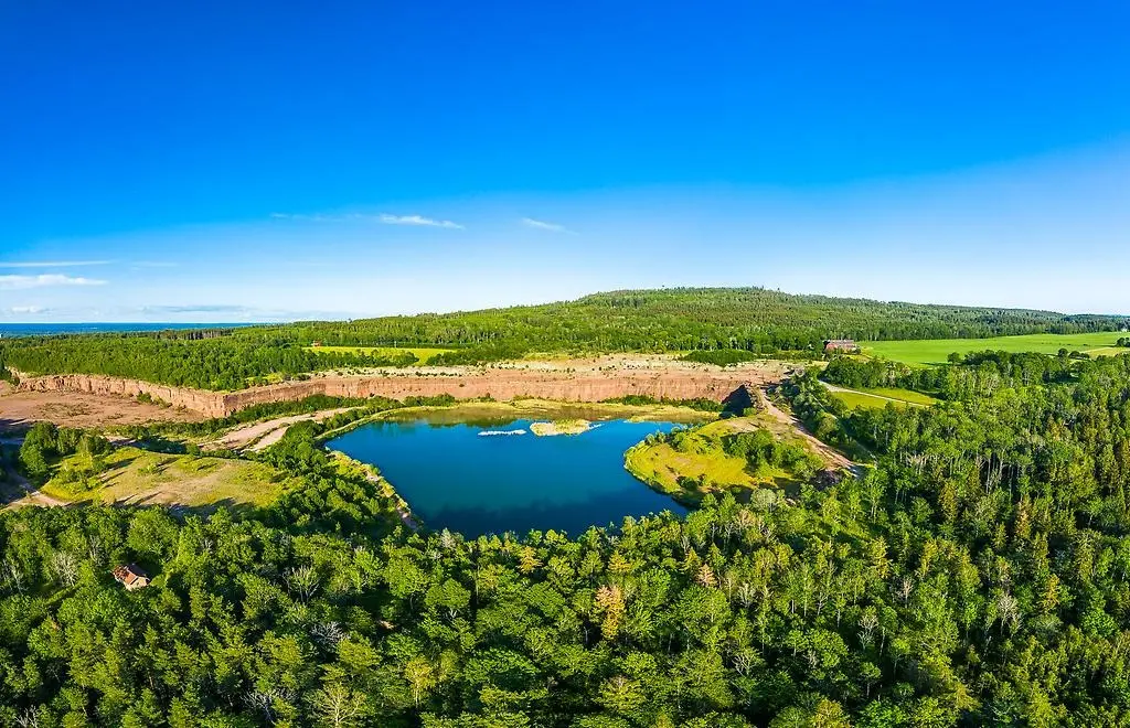 Flygfoto över Kinnekulle och Stora stenbrottet.