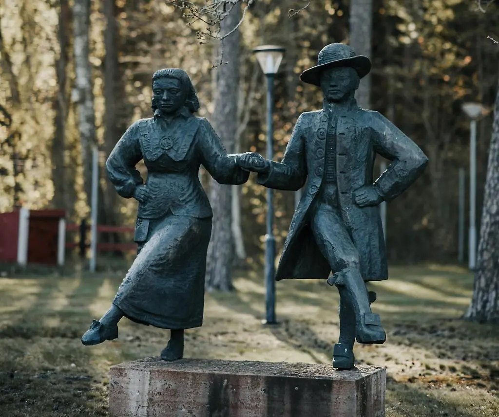 Staty av ett dansande par.