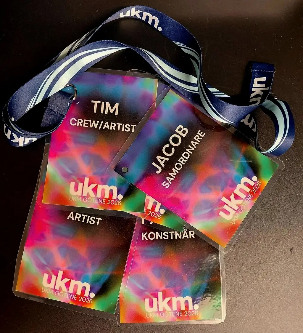 Färgglada namnskyltar som det också står "U.K.M" på