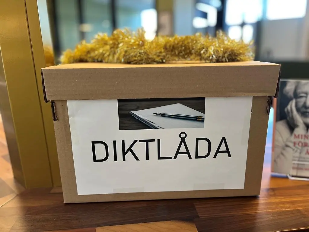 Brun papplåda med ordet "Diktlåda" på.