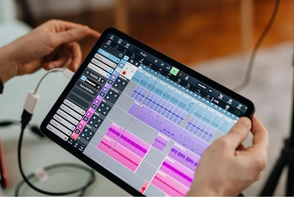 En iPad med ett inspelningsprogram för musik