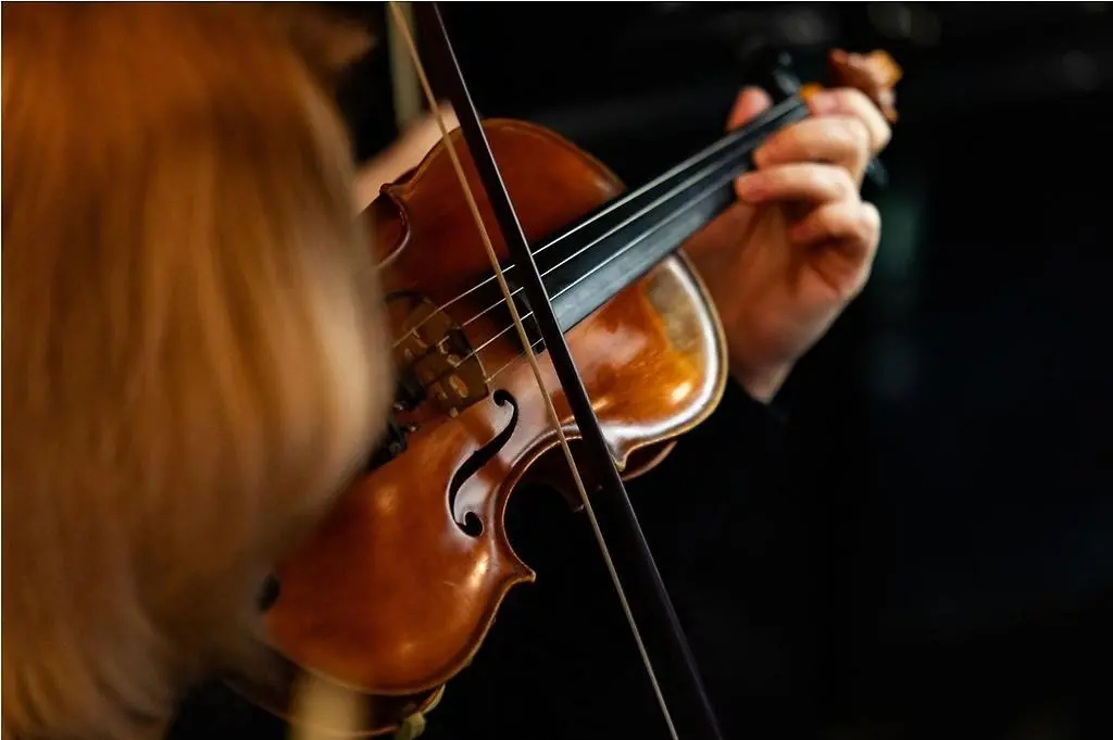 En person spelar på en fiol
