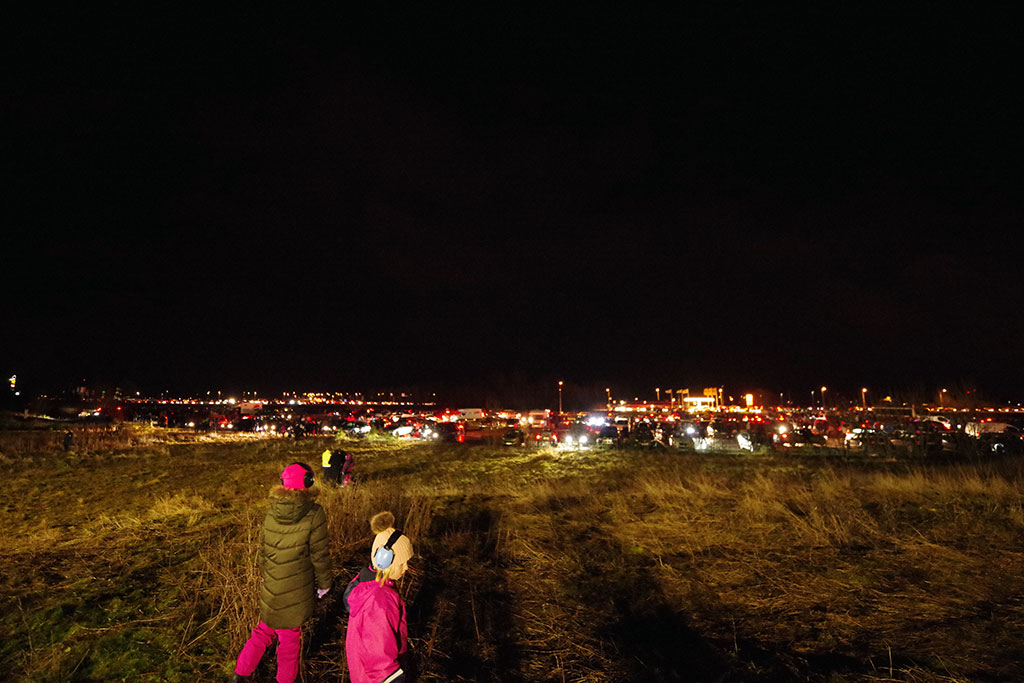 Det var många bilar som skulle ta sig hem efter nyårsfirandet.