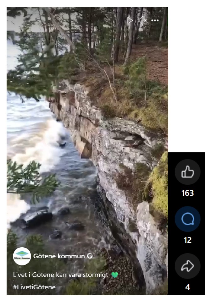Skärmdump på film på Facebook med en stormig sjö där vågor slår mot klippkanter med inläggstexten "Livet i Götene kan vara stormigt". 