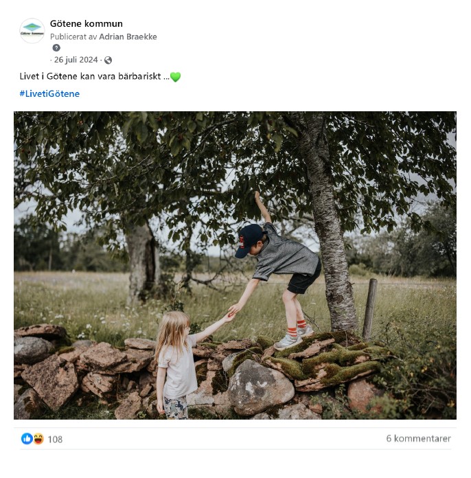 Skärmdump på inlägg från Facebook med bild på två barn som plockar bär med inläggstexten "Livet i Götene kan vara bärbariskt".