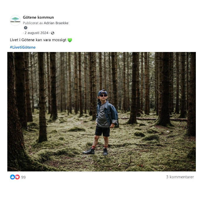 Särmdump från Facebook med en bild på en kille som står i en mossig skog med inläggstexten "Livet i Götene kan vara mossigt."