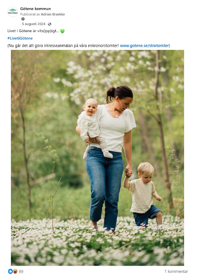 Skärmdump från Facebook på inlägg med en bild på en kvinna och två barn som står i ett hav av vitsippor med inläggstexten "Livet i Götene är vits(ipp)igt."