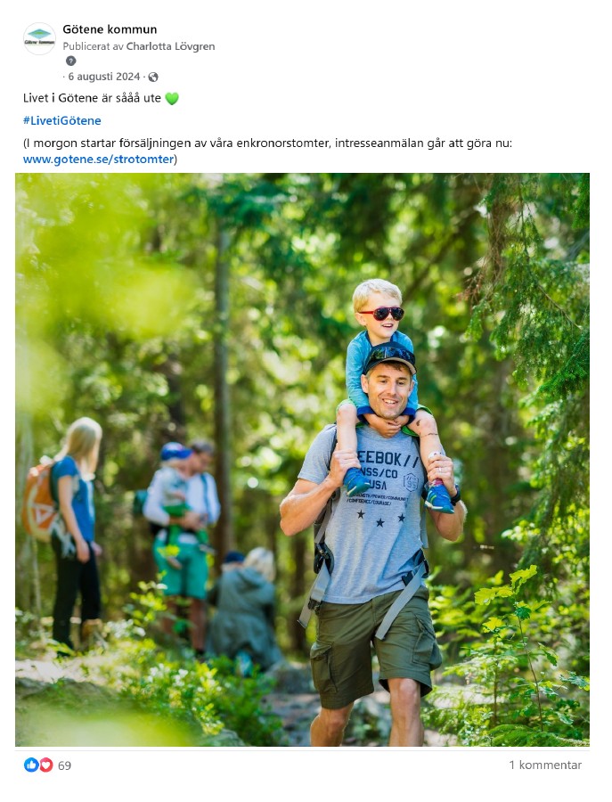 Skärmdump från Facebook på inlägg med bild på personer som vandrar i en skog med inläggstexten "Livet i Götene är sååå ute".