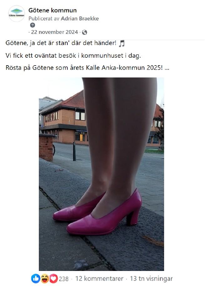 Skärmdump på inlägg från Facebook med bild på ett par ben i rosa pumps med inledande inläggstext "Götene, ja det är stan' där det händer! Vi fick oväntat besök i kommunhuset idag."