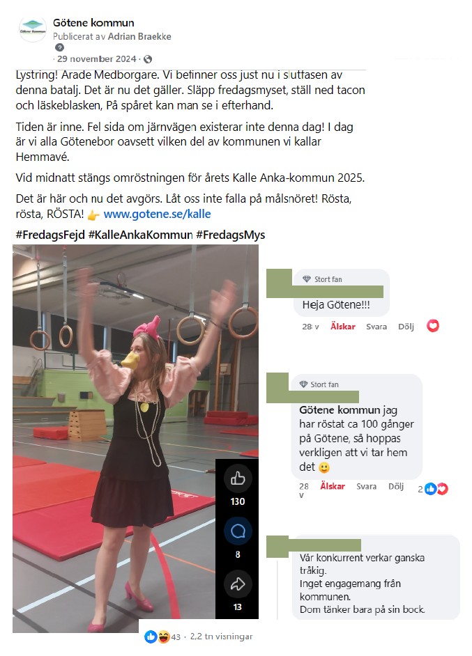Skärmdump på inlägg från Facebook med bild på en kvinna utklädd till Kajsa Anka som står i en idrottshall och klappar igång publiken med del av inläggstexten "Vid midnatt stänger omröstningenför årets Kalle Anka-kommun 2025c. Det är här och nu det avgörs. Låt oss inte falla på målsnöret. Rösta, rösta, RÖSTA!"