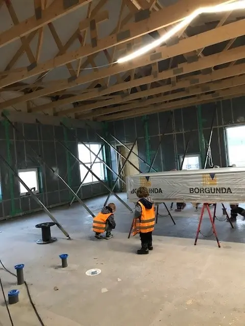 Barn som letar spik i bygglokal.