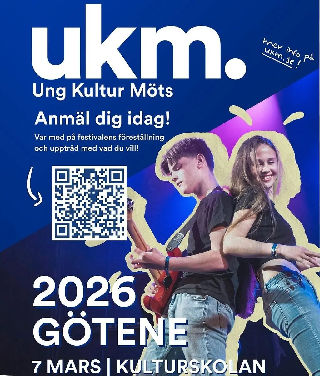 En kille spelar gitarr och en tjej spelar keyboard, de står rygg mot rygg när de spelar