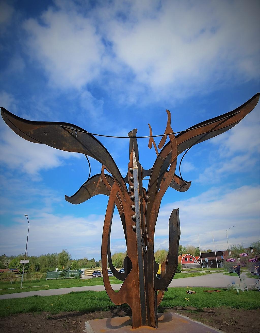 Konstnärerna Martin Hansson och Edna Cers framför konstverk i Lundsbrunn