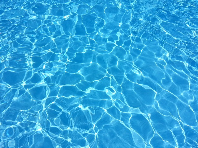 Vatten i en pool.